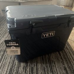 Yeti Tundra 35 Navy Cooler