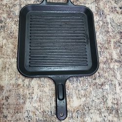Lodge P12SGR 12" Cast Iron Square Skillet Pan Ribbed Griddle USA made