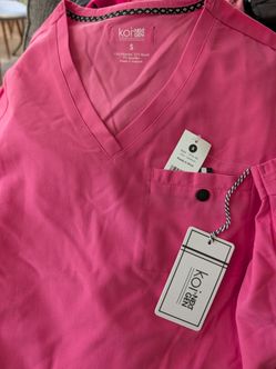 Brand name scrub tops sz. Small