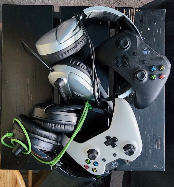 XBOX CONTROLLER PARTS/HEADPHONES