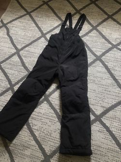 Durable black Lands' End snow bibs in size 10.   Preowned in excellent condition pet & smoke free home.   This garment has adjustable shoulder straps,