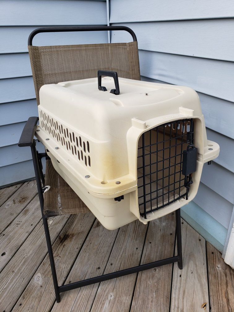 Pet crate, used, lots of use left. 24 in long, 15 in wide. 15 in tall, see description