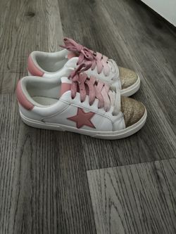 Tennis shoes