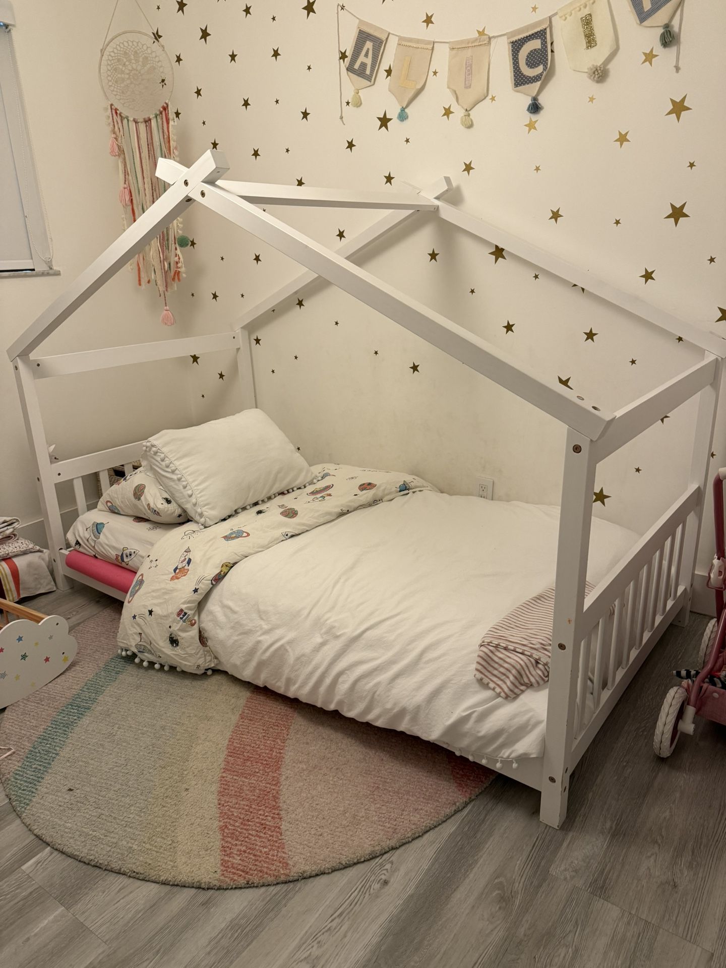 Giantex House Bed Twin, Solid Wood Kids House Bed with Roof, Headboard and Footboard, Low Floor Twin Bed Frame for Toddlers Teens Girls Boys, No Box S