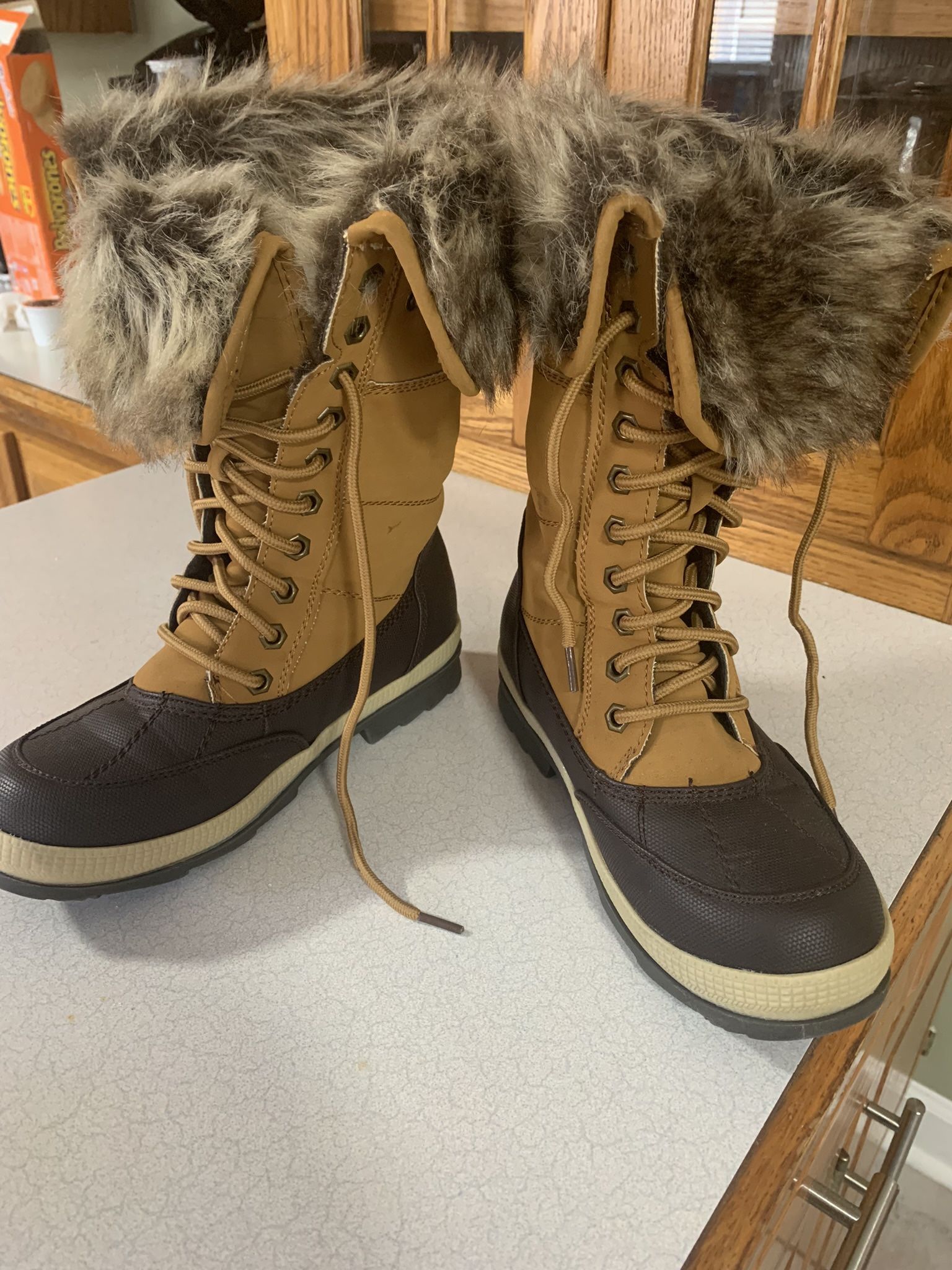 Woman Snow Boots Size 7
