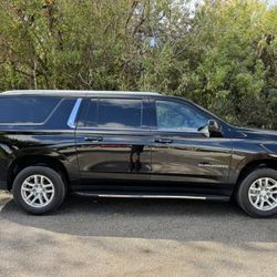 2022 CHEVY SUBURBAN LT 5.3L *ONLY 86K MILES* 2 OWNER* CLEAN CARFAX FL  *ONLY 86,000 MILES  SECOND ROW BENCH SEAT!!! 8 PASSENGER FOLKS!!!  2 OWNER  CLE