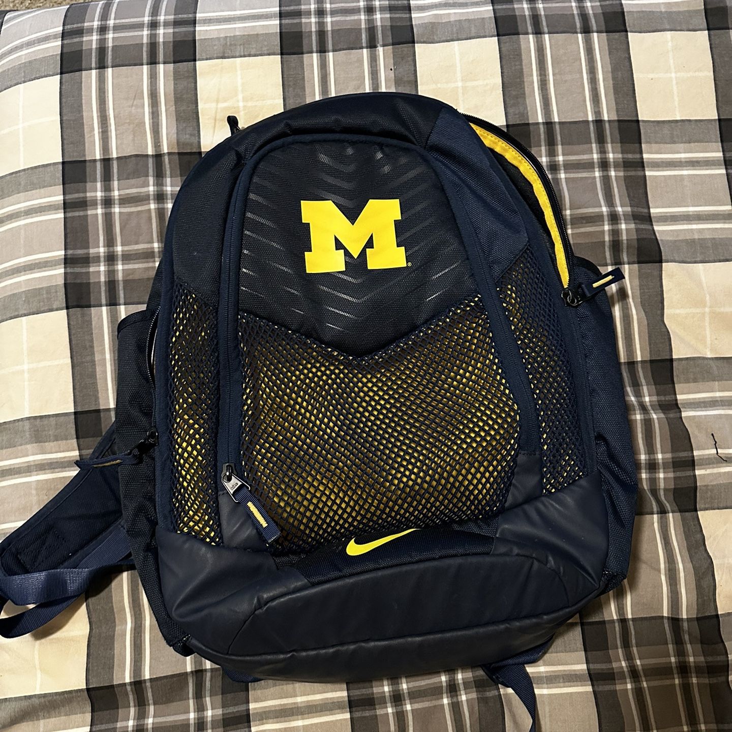 michigan nike backpack NCAA Logo Stripe Action Measures approximately 18 x 13 x 8 inches Green Michigan State Backpack with