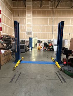 Atlas hydraulic car lift