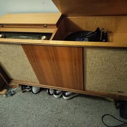 German Tube Radio And Record Player.Old