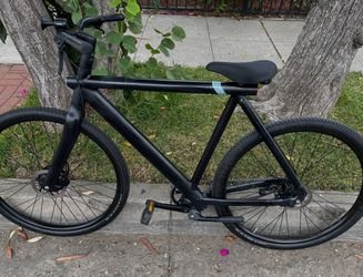 Road bike with hydraulic disc brakes