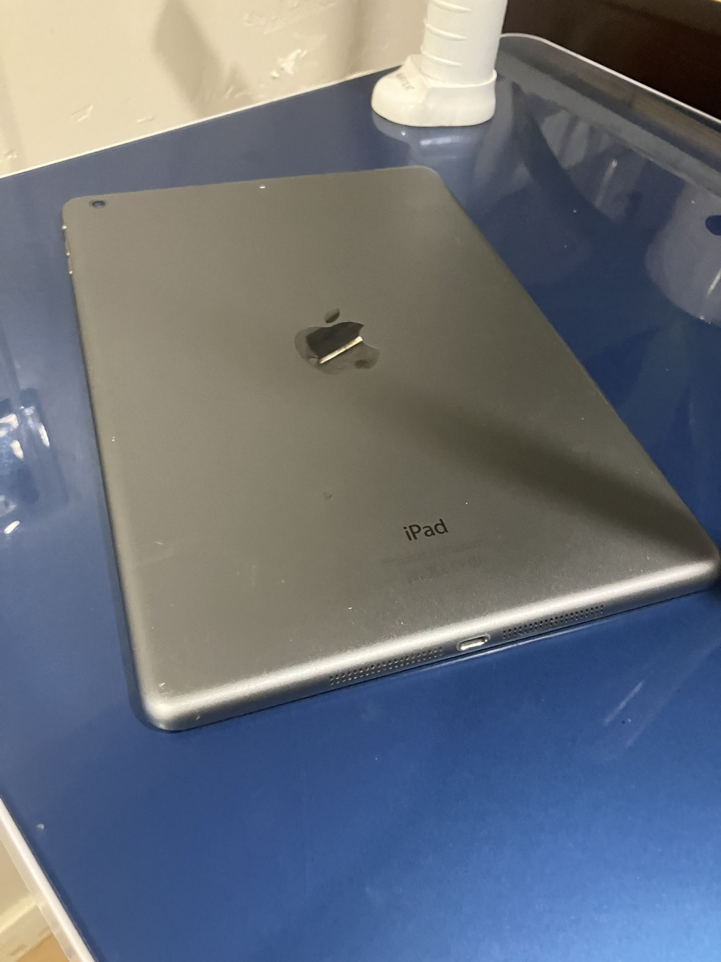 Locked Used Apple iPad Model A1474 For Parts only!!