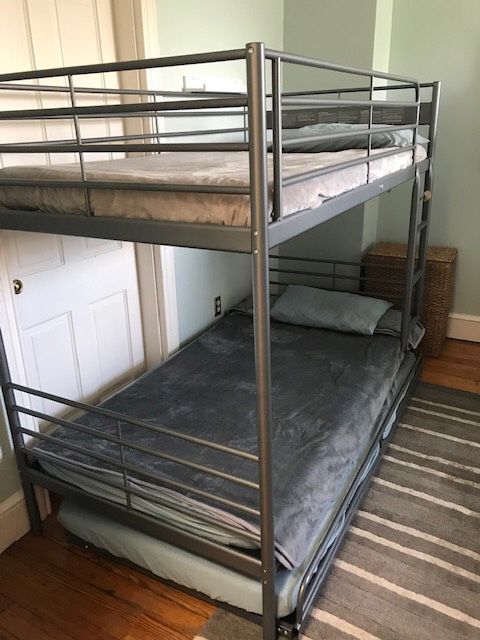 Bunk bed WITH trundle & 3 ikea mattresses included