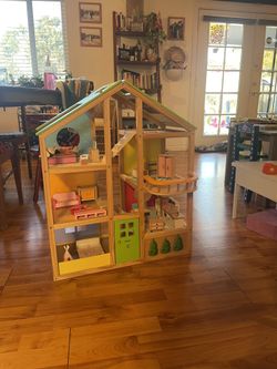 Hape dollhouse With Accessories