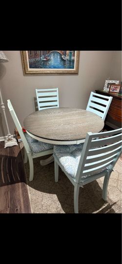 Small dining room table w 4 chairs