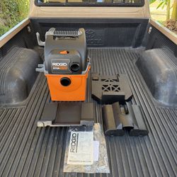 RIDGID 5 Gal. Portable Wall Mount Wet Dry Shop Vacuum **Works but makes a noise**