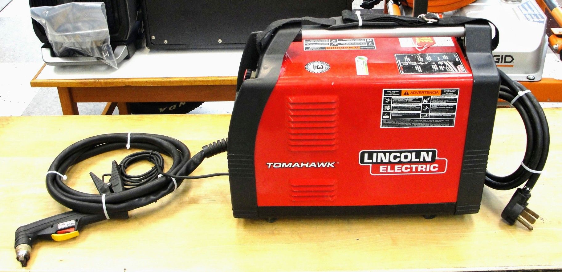 LINCOLN ELECTRIC TOMAHAWK 375 AIR PLASMA CUTTER