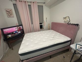 Full pink bed frame and mattrest