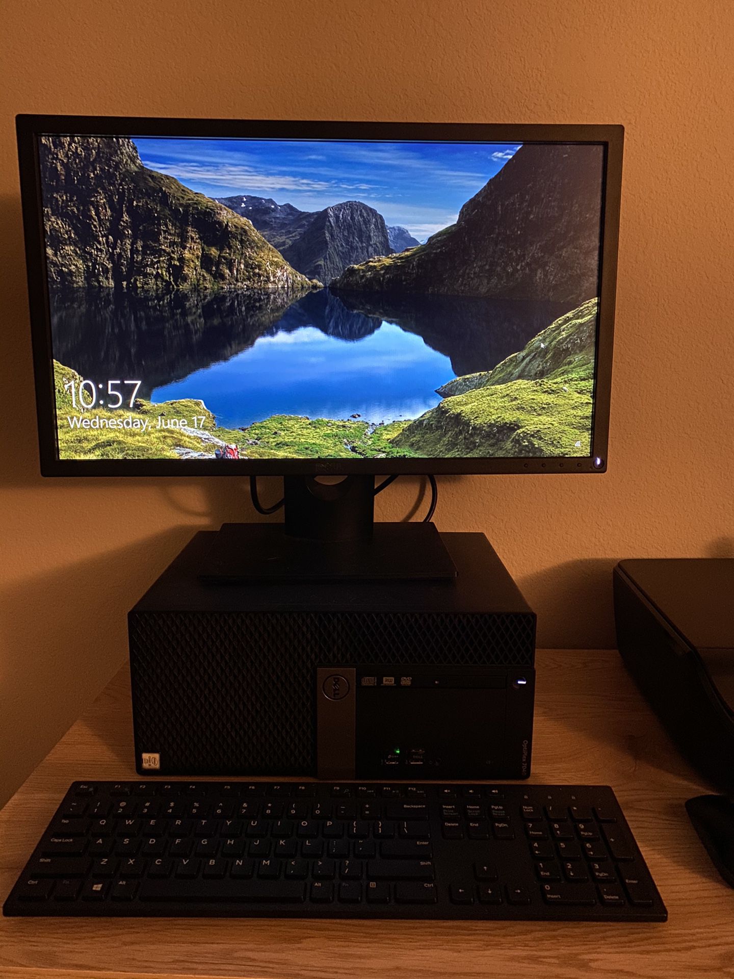 Dell Optiplex 7040 with monitor and 1Tb hard drive