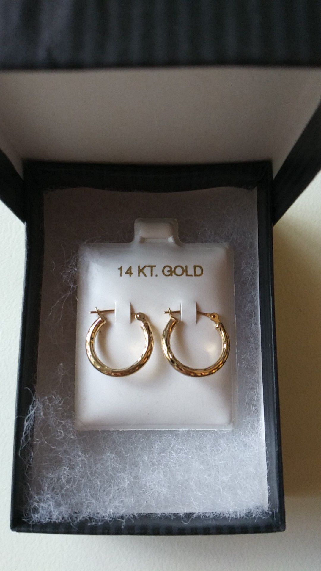 Brand new (never used) pair of (real) 14kt gold diamond cut hoop earrings in great shape and condition just need gone please its a (emergency)
