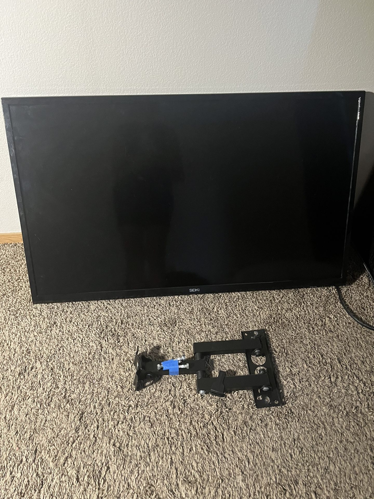 40 “ TV Includes Wall Mount Great Condition