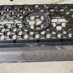 Toyota Tundra Front Center Grille & Chrome Surround