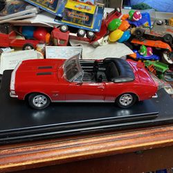 1967 Camaro 1/18 Scale Die Cast. RS/SS 396 Convert  Front Seat Cushion Missing, Doors, Hood, Trunk Open  Very Good Condition 