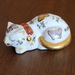Vintage Takahashi San Francisco Cho Cho sleeping cat figurine Pre-owned,
great shape, no chips or cracks. Display item. It is approximately 5.5"
lo