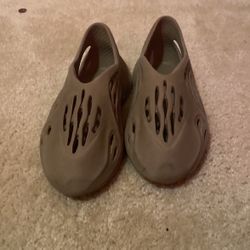 Adidas Yeezy slides size 6