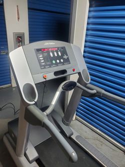 93t Classic Life Fitness Treadmill I Can Deliver for Sale in