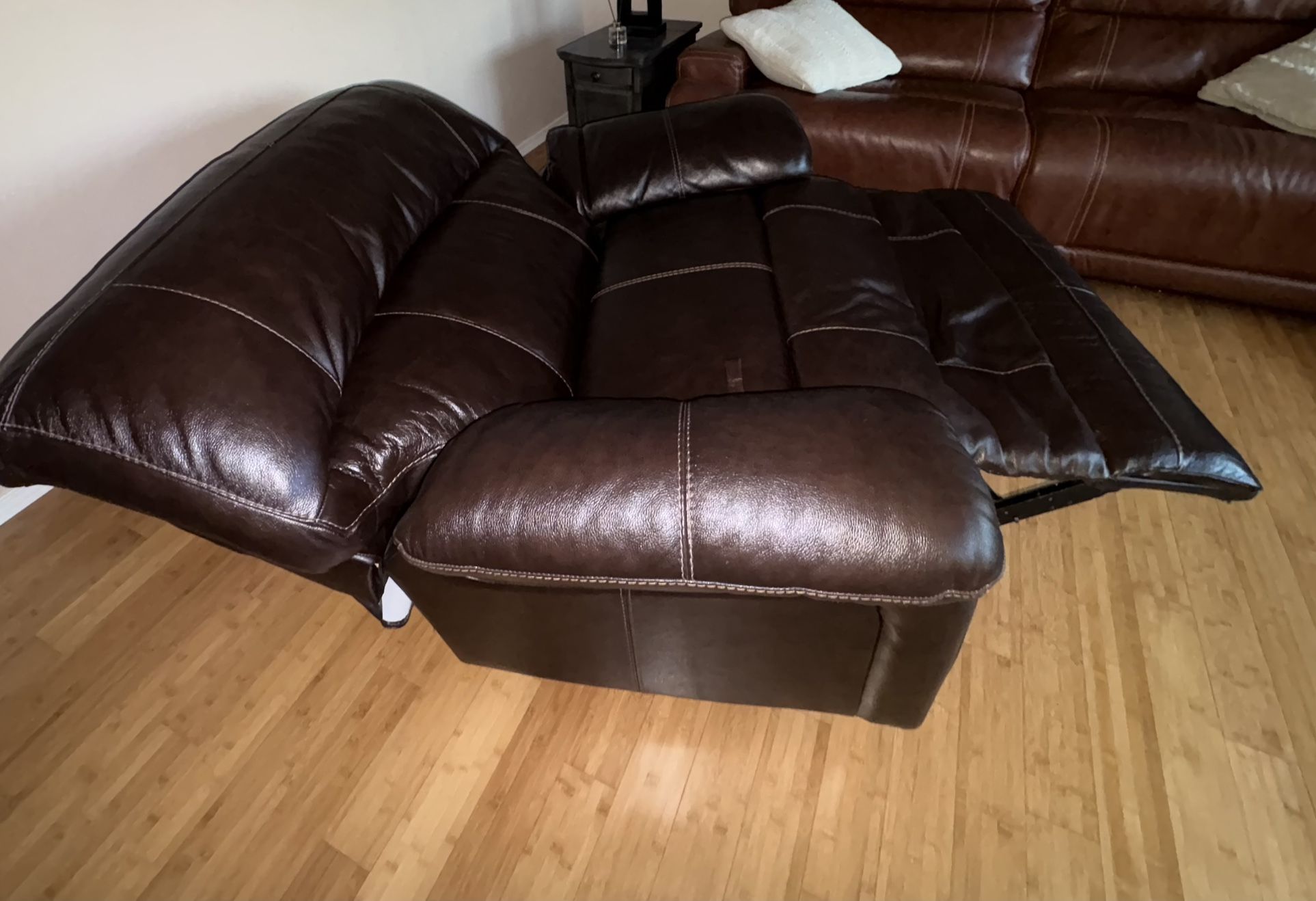 Retails : $1,199 Chair