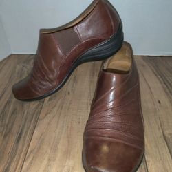 Hush Puppies Womens Brown Wedge Slip On Shoes Clogs Size: 9.5M.