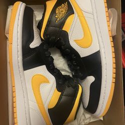 DS NEW JORDAN 1 MID LASER ORANGE SIZE 6.5 IN WOMEN 