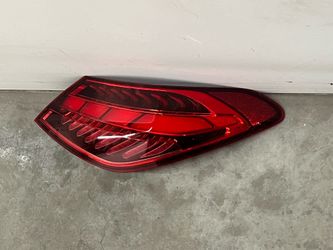 2022-2025 W206 C-CLASS  C300 MERCEDES BENZ RIGHT REAR TAIL LIGHT OEM IN EXCELLENT CONDITION