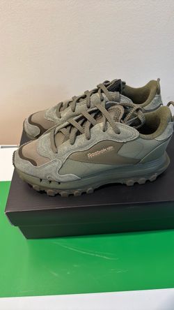 Reebok Classic Leather Sneakers Army Green Size 7 1/2