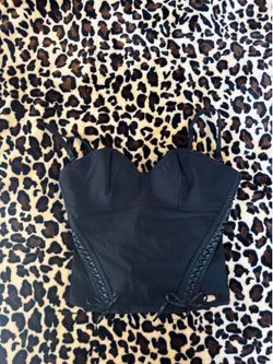https://offerup.com/redirect/?o=SS5BTQ==.GIA black corset top🖤