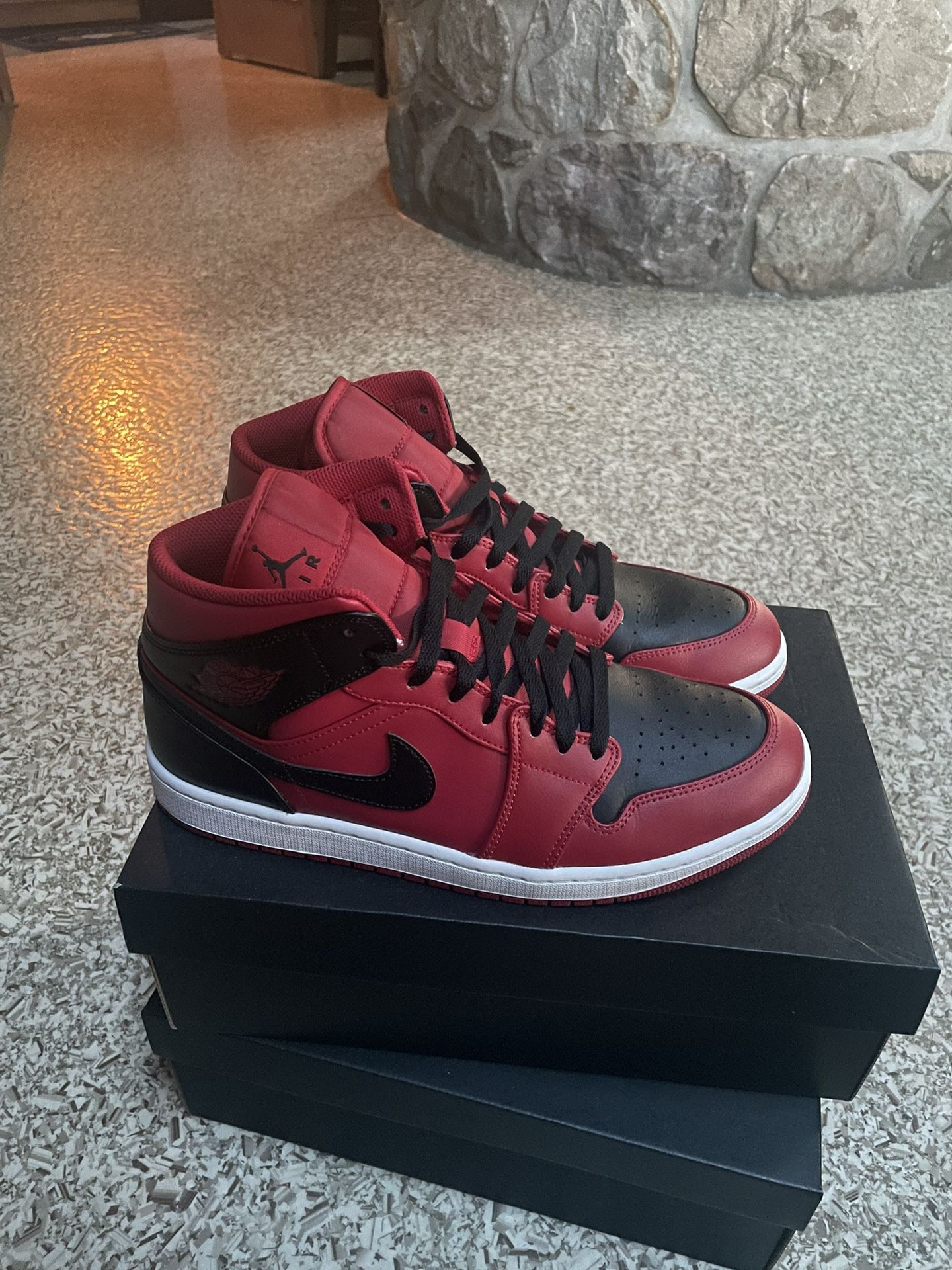 Jordan 1 Mid (Reverse bred) Red