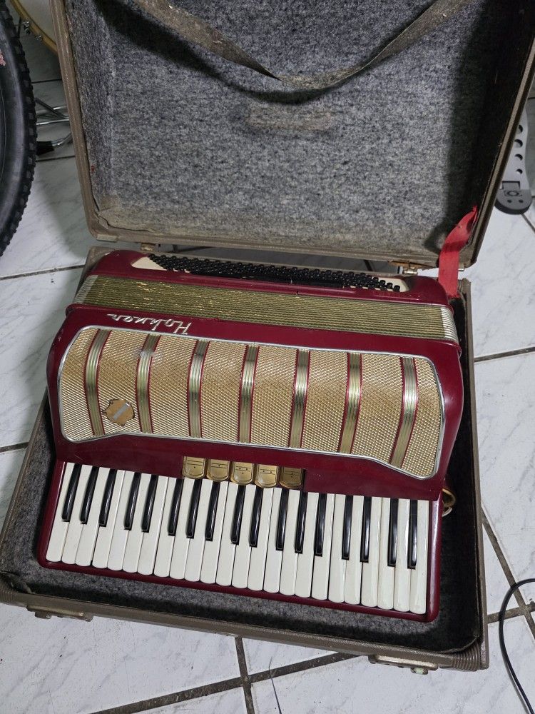 Hohner Pirola Iii 120 Acordion !! $200 Or Best Offer !!