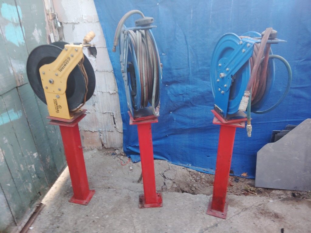 3 Retractable Wheels With Stand I Have Air Line And Gas Lines And Electric Cord Line