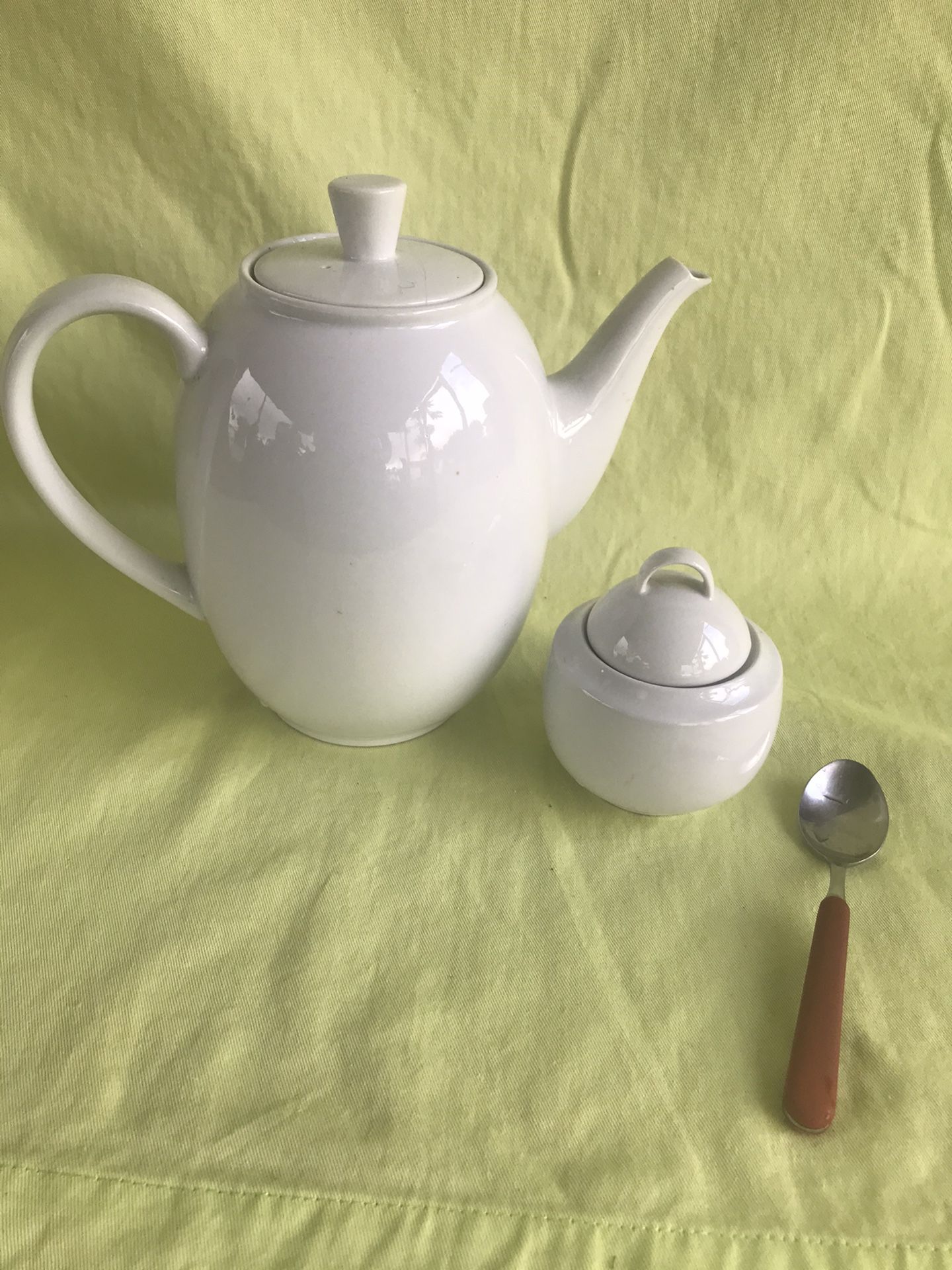 White teapot and sugar bowl