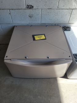 Laundry pedestal
