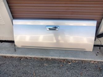 2004-2012 Chevy Colorado tailgate with accessories OEM.