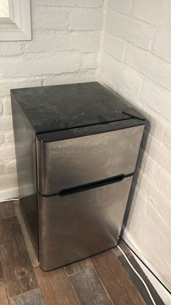 Mini fridge w/ freezer
