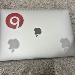 Apple MacBook 13" Silver SSD Laptop MultiTouch Trackpad Built-in Webcam