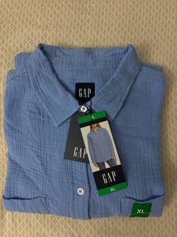 Gap women’s buttoned up shirt