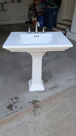 Kohler Stately Pedestal Bathroom sink white. 30 inches wide pedestal including facet, depth is 21.5 inches. Please see pictures for any imperfections