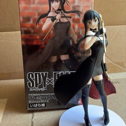 SpyXfamy Statue
