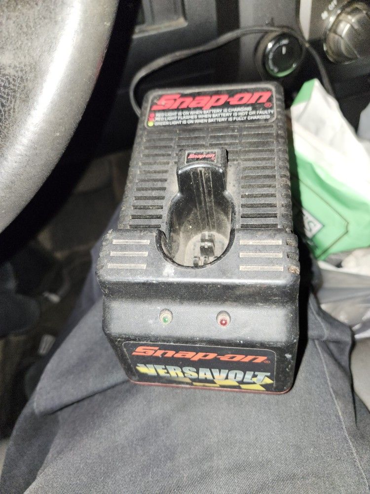 SNAP ON 9.2-18VOLT CHARGER And 18 VOLT BATTERY.