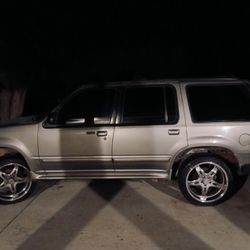 2000 Ford Explorer