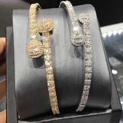 10k Gold Diamond Bangle Braclate With 1.58 Ct Diamond .we Have On Special Deal On Valentine Day Special..💎💎💎💎