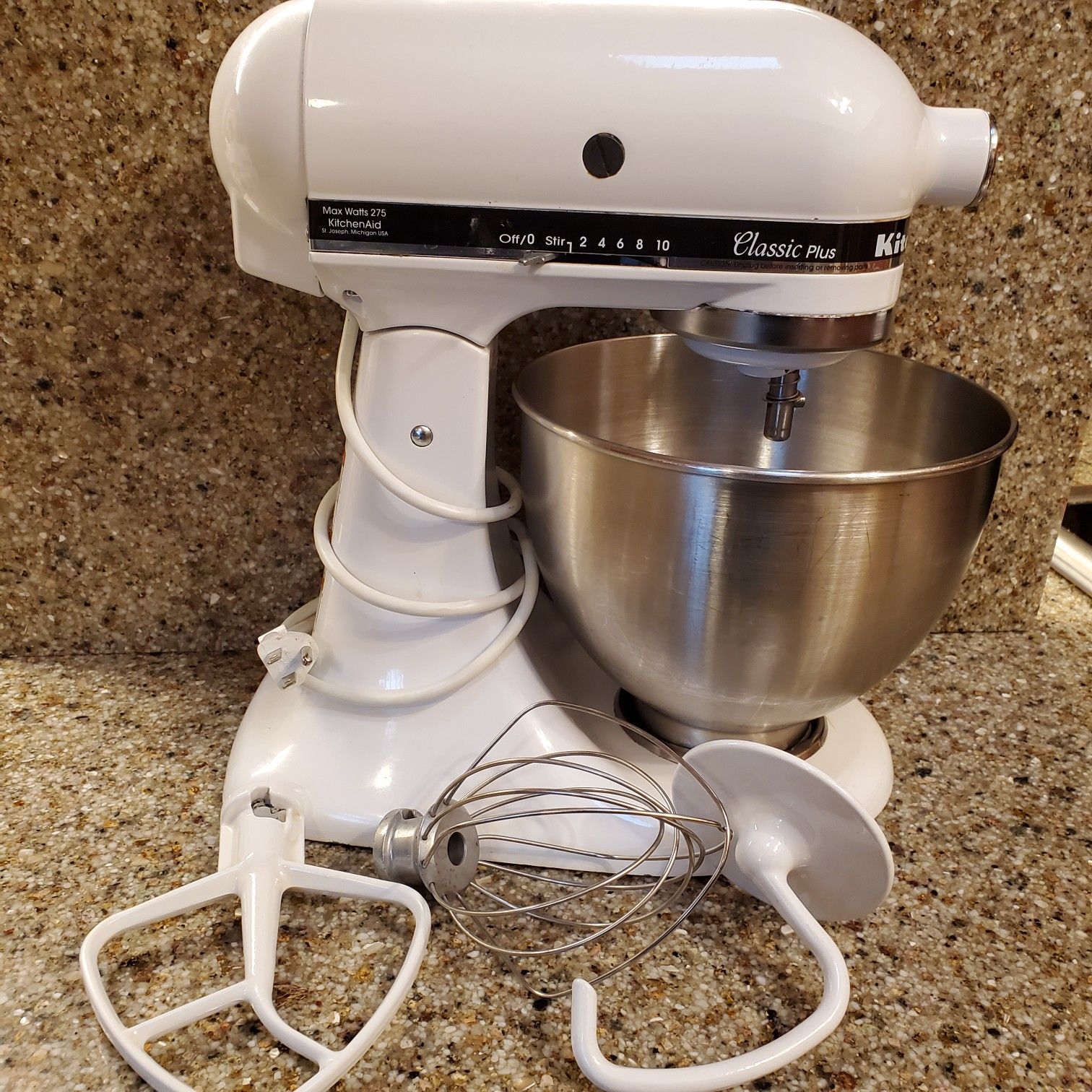 Kitchenaid Mixer Classic Plus with Paddle, Dough Hook and Whip